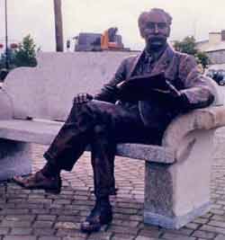 Percy French, sculpted by Alan Ryan Hall, in Ballyjamesduff_Alanryanhall_CC3