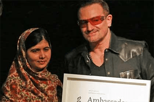 Bono hands peace award to Malala Yousafzai.